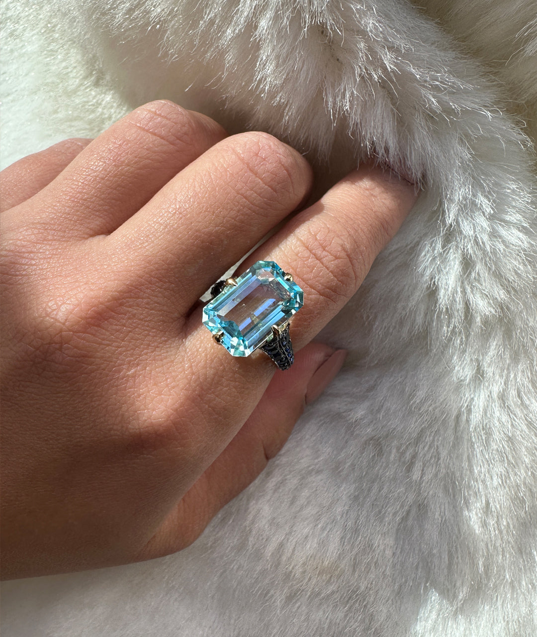 Yellow gold-Blue Topaz with Sapphire