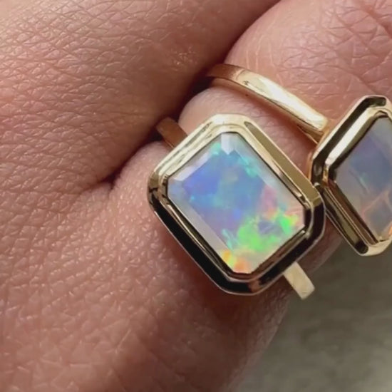 Yellow gold-Opal