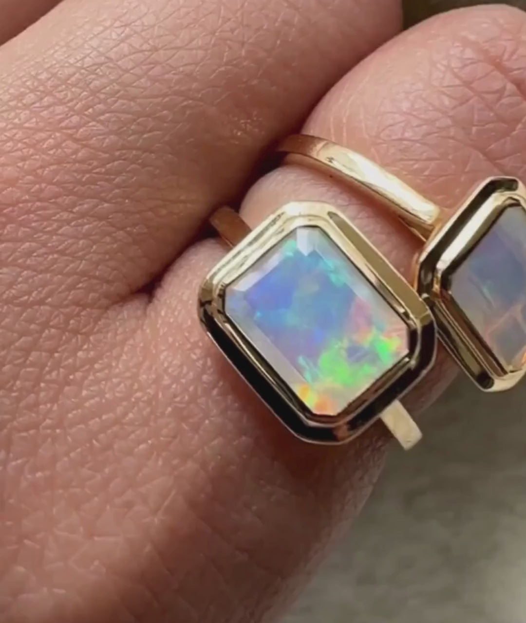 Yellow gold-Opal